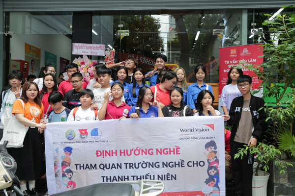 Các bạn trẻ thuộc tổ chức World Vision đến tham dự