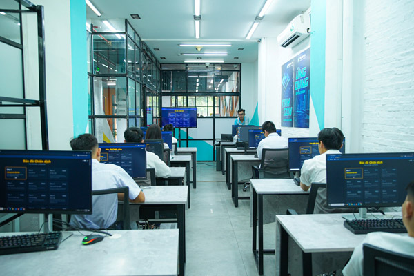 học sinh được nghe các chuyên gia chia sẻ 